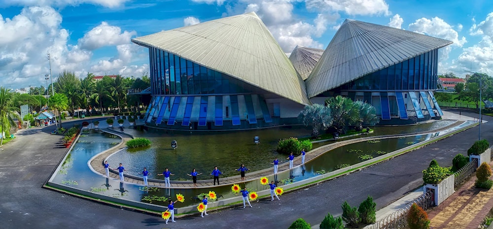 Khuôn viên nhà hát rộng lớn, thoáng đãng